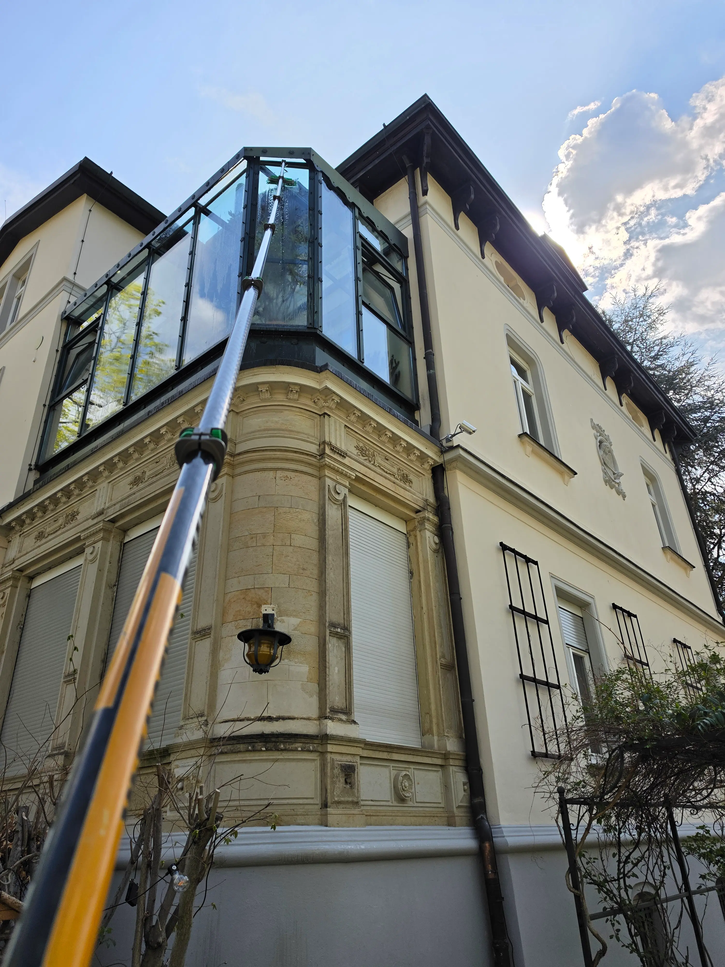 Glasfassadenreinigung einer historischen Altbaufassade mit Teleskopstange durch pureco in Leipzig